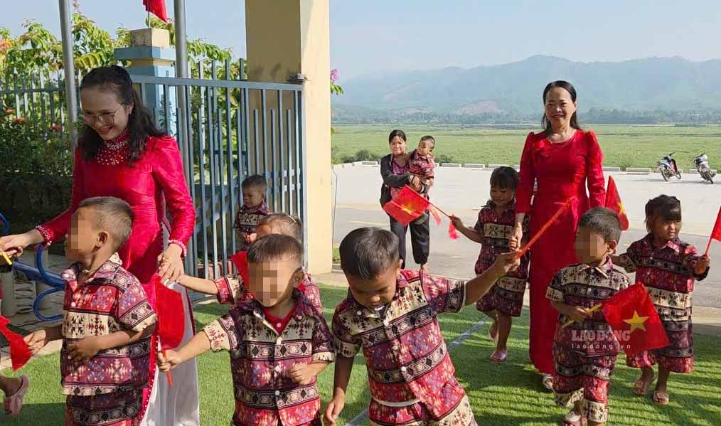 Teachers and students of Phuc Trach Kindergarten branch 2 are excited on the opening day of the new school year 2026 - 2027. Photo: Tran Tuan