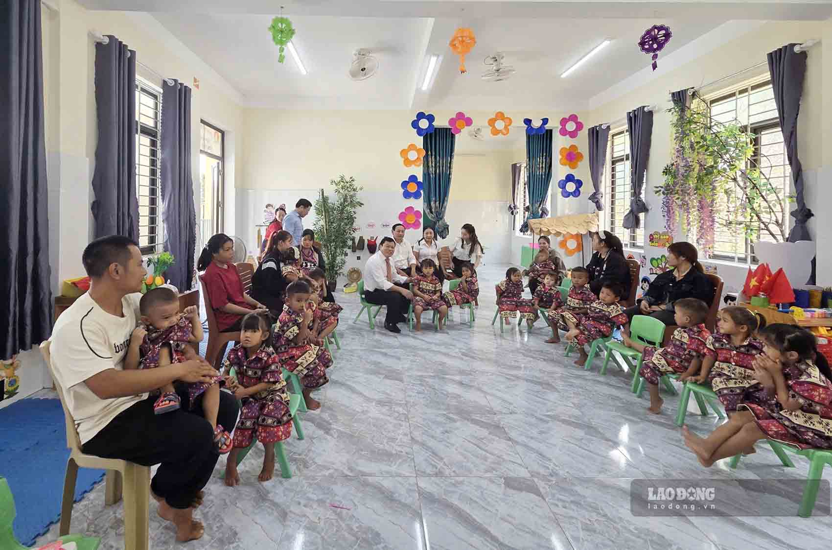 Lãnh đạo địa phương cùng giáo viên, học sinh tại lễ khai giảng. Ảnh: Trần Tuấn