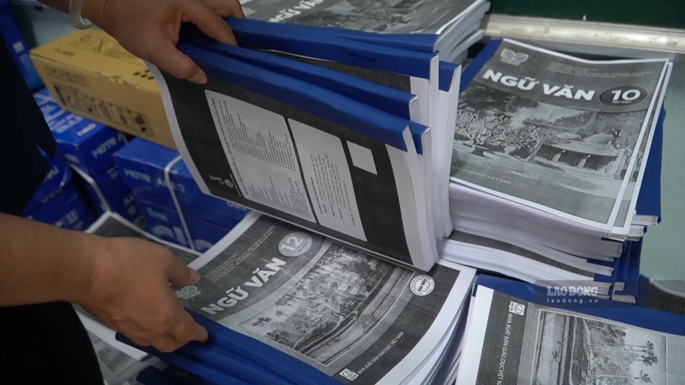 Thiếu hàng nghìn sách giáo khoa, Trường THPT Nam Trà My (Đà Nẵng) phải photo sách cho học sinh sử dụng tạm thời. Ảnh: Nguyễn Hoàng