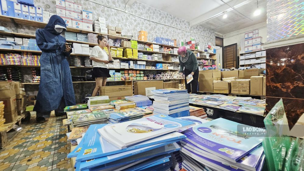 Các đơn vị in tại miền Trung đang tăng tốc sản xuất, bổ sung sách giáo khoa lên kệ sách từ nay đến 16.9 tới. Ảnh: Nguyễn Hoàng