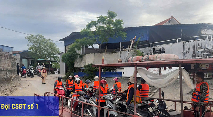 Đội CSGT số 1 làm nhiệm vụ tại bến đò ngang thuộc địa bàn phường Nguyễn Đại Năng, TP Hải Phòng. Ảnh: Công an Hải Phòng