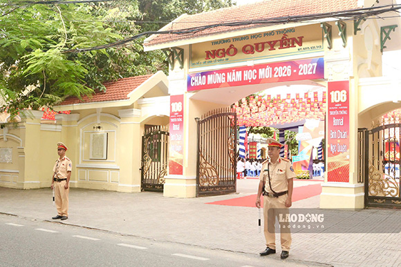 Traffic police on duty on the morning of September 5th at Ngo Quyen High School, Hai Phong. Photo: Mai Dung