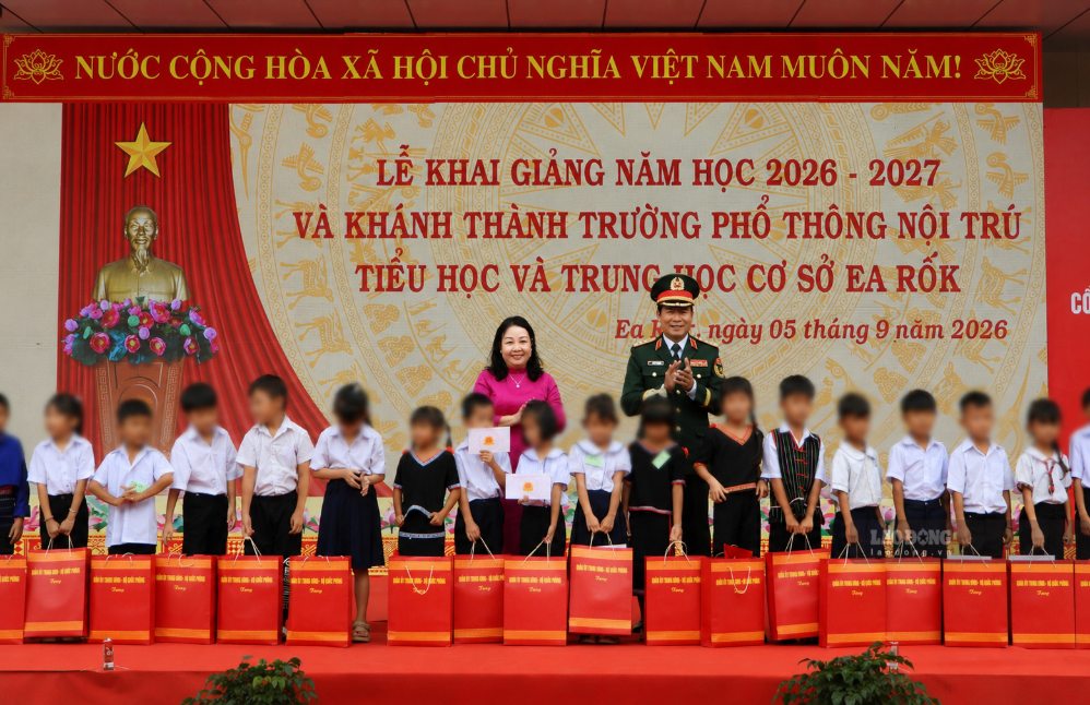 Le général Nguyen Tan Cuong, membre du Comité central du Parti, membre permanent de la Commission militaire centrale, chef d'état-major général de l'armée populaire vietnamienne, vice-ministre de la Défense nationale, offre des cadeaux aux élèves d'une école de la région frontalière de Dak Lak. Photo: Bao Trung