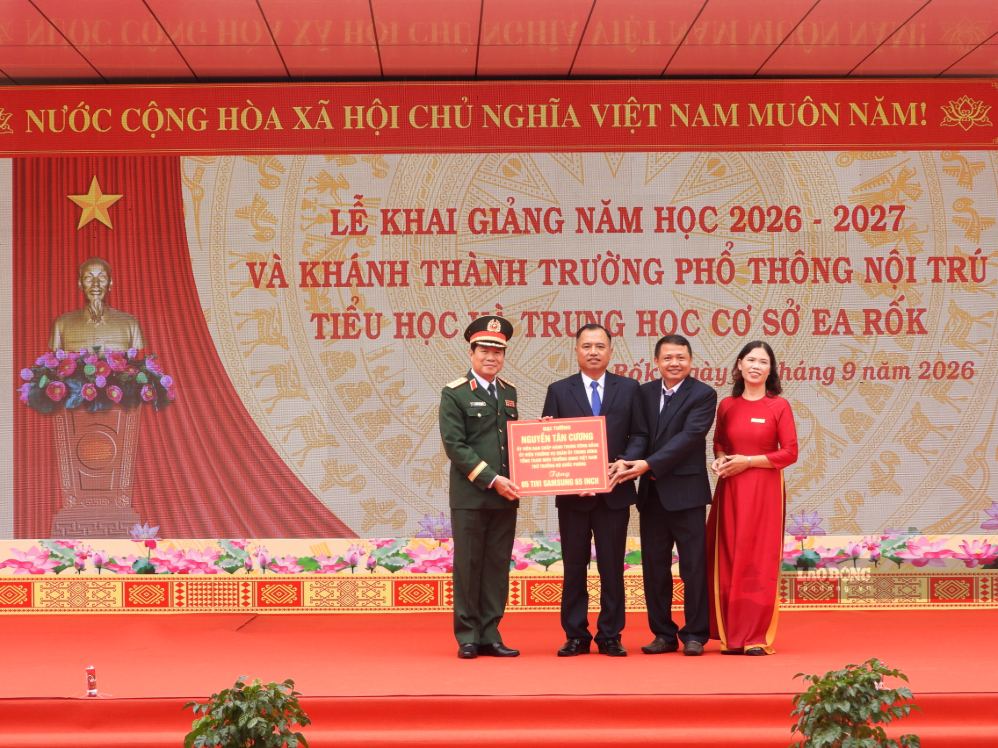 Đại tướng Nguyễn Tân Cương tặng quà cho ban giám hiệu nhà trường. Ảnh: Bảo Trung