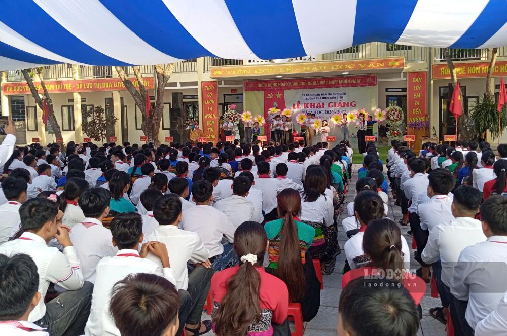 Ambiance animée d'ouverture à l'école primaire et secondaire de la commune de Sơn Điện. Photo: Quách Du