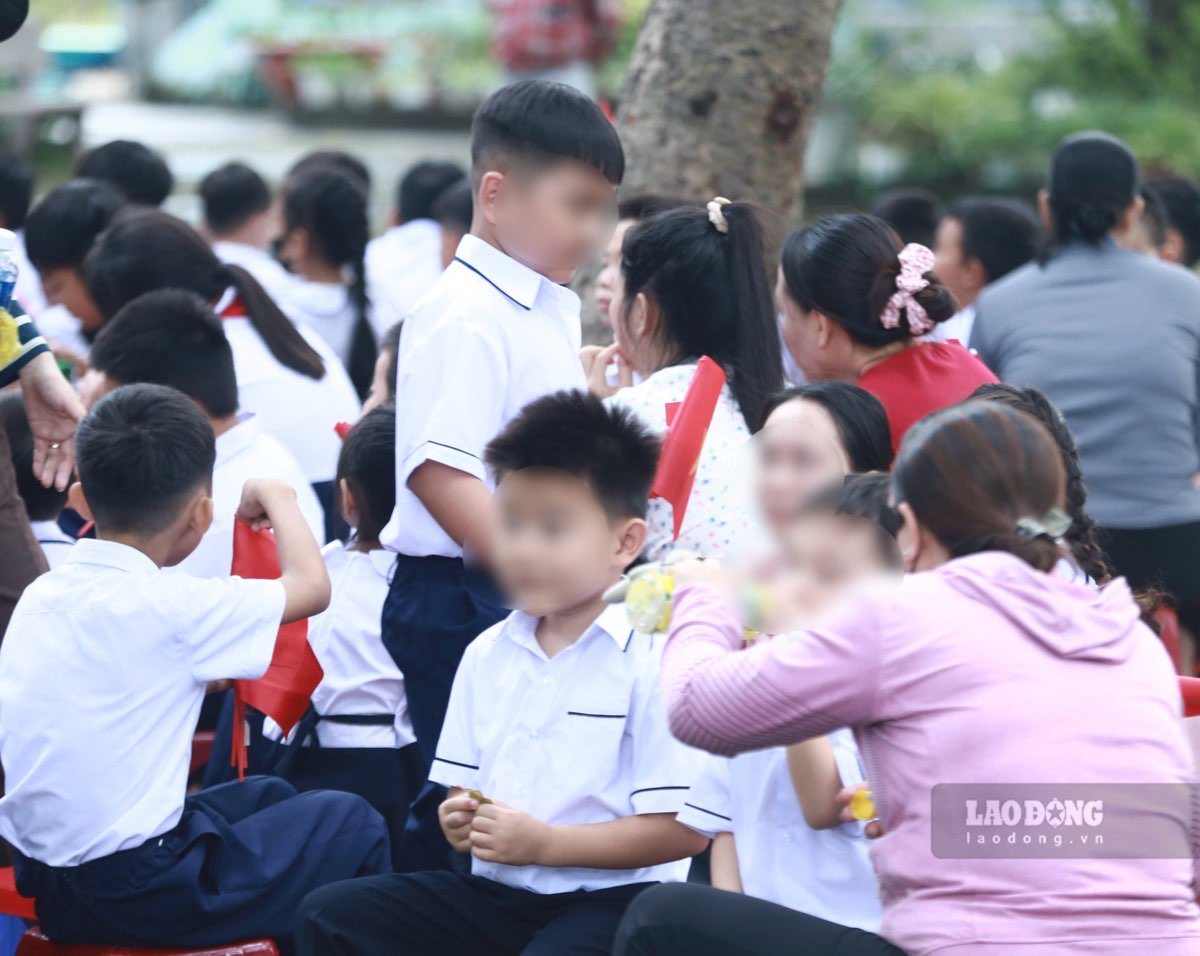Các em học sinh rạng rỡ trong ngày khai giảng năm học mới. Ảnh: Duy Tuấn