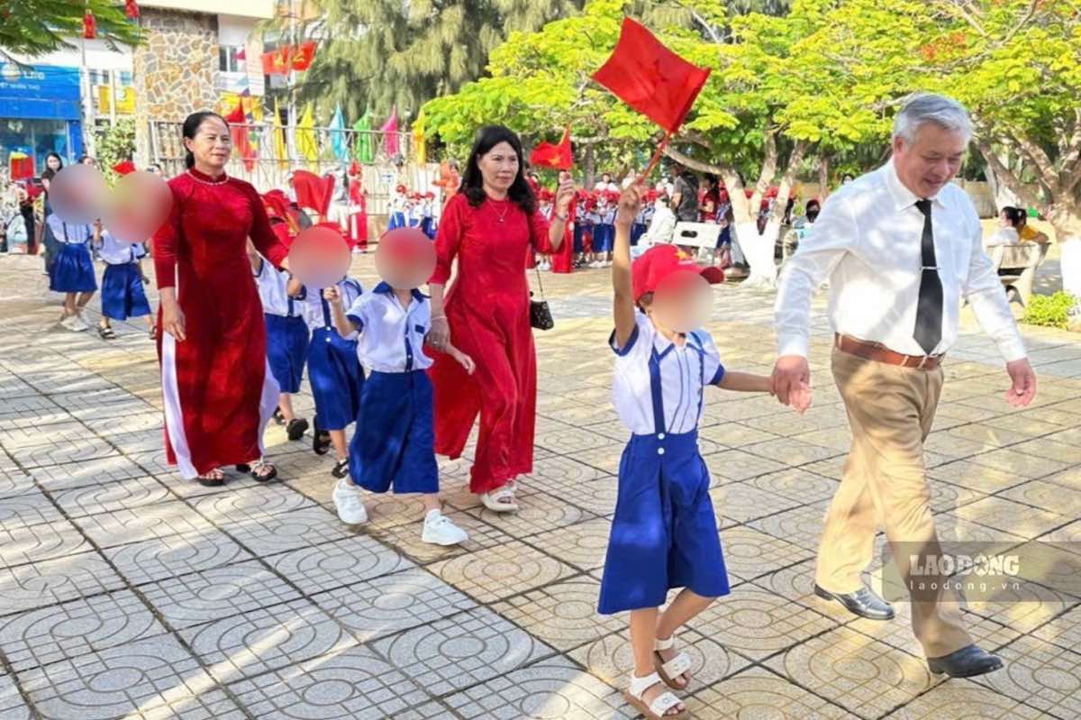 Students in Phu Quy Special Zone on the opening day of the new school year. Photo: Duy Tuan