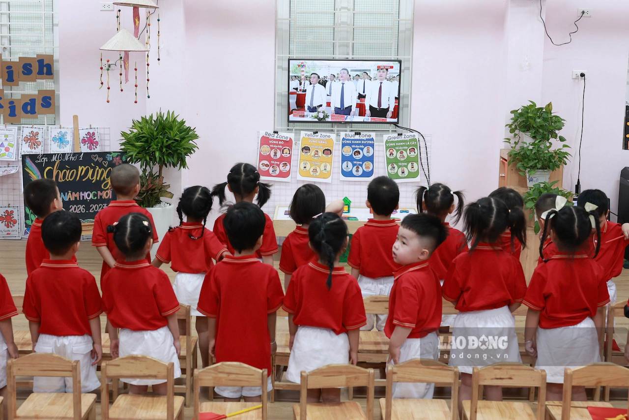 Sau phần lễ, các em nhỏ trở về lớp, làm quen với thầy cô, bạn bè. Ảnh: Hải Nguyễn