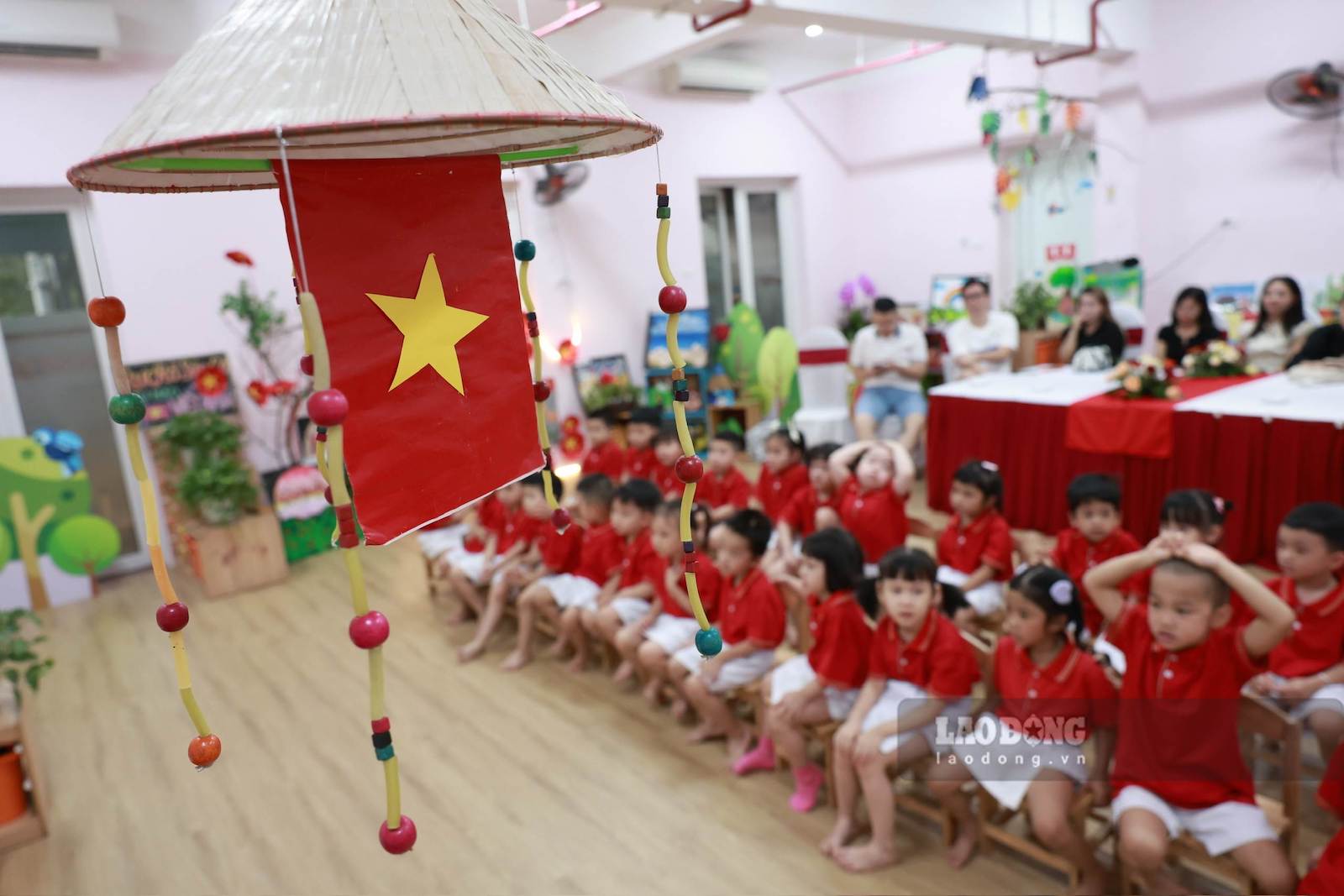 Lớp học được trang trí với cờ hoa, tạo không khí hào hứng cho trẻ nhỏ. Ảnh: Hải Nguyễn