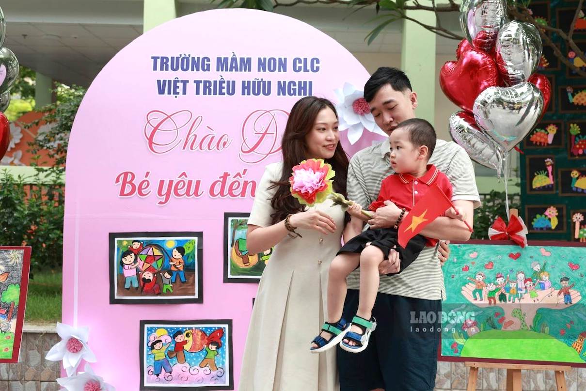 Gia đình chị Dương đồng hành cùng con trong ngày tựu trường đầu tiên. Ảnh: Hải Nguyễn