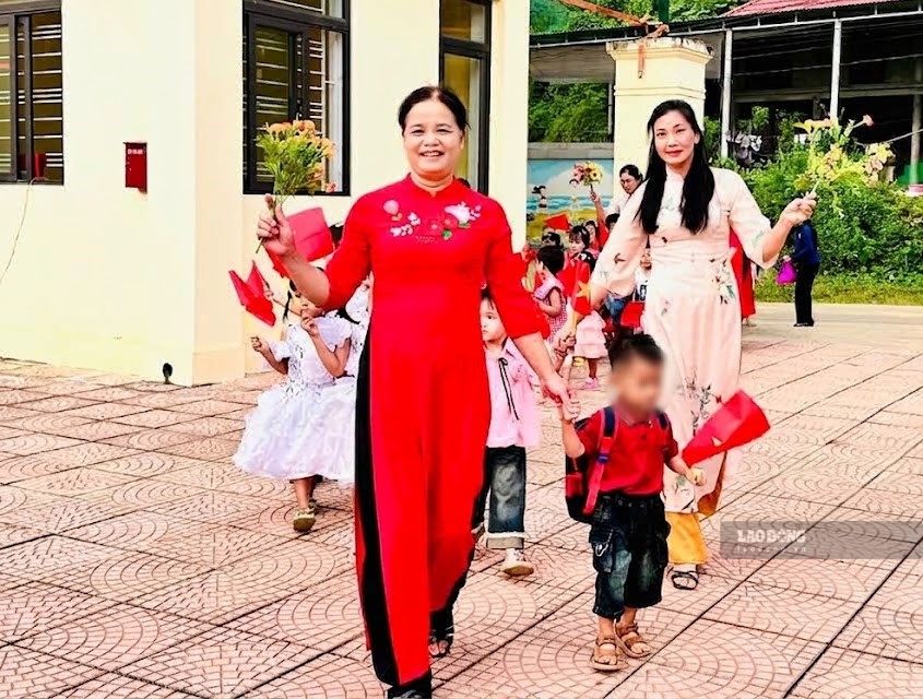 Principal of Muong Hoa Kindergarten leads children to school on the occasion of the new school year opening. Photo: Thu Trang