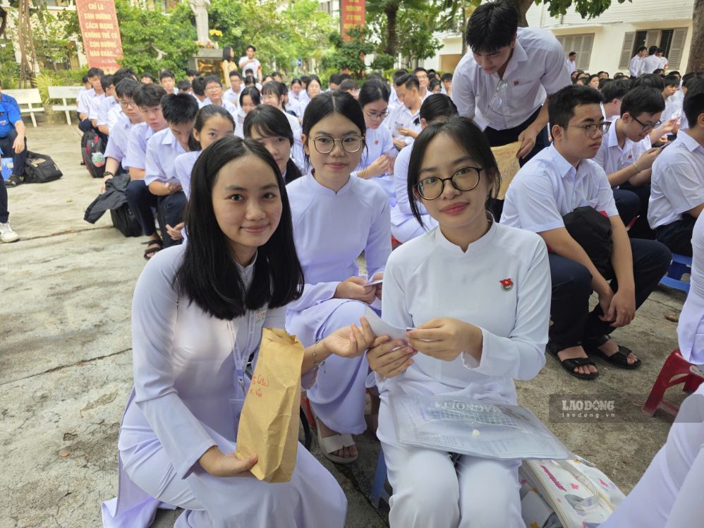 Những món quà chào đón học sinh lớp 10 được các em học sinh Khánh Hòa trao cho nhau trong ngày khai giảng. Ảnh: Phương Linh
