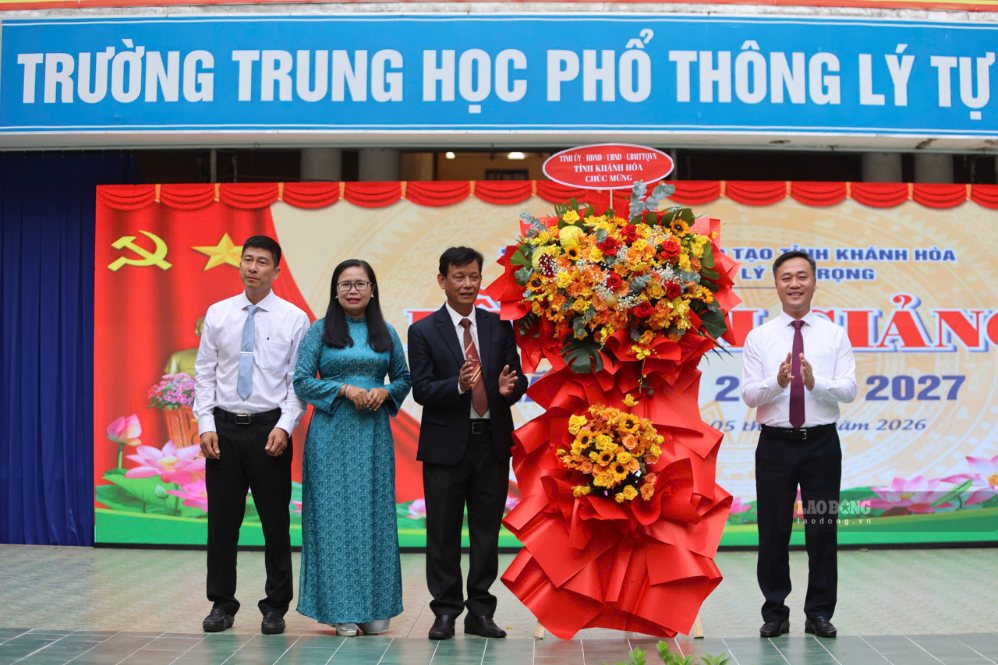 Mr. Nguyen Viet Hung - Deputy Secretary of the Provincial Party Committee, Chairman of Khanh Hoa Provincial People's Committee presents flowers to congratulate teachers and students of Ly Tu Trong High School on the opening day of the new school year. Photo: Phuong Linh