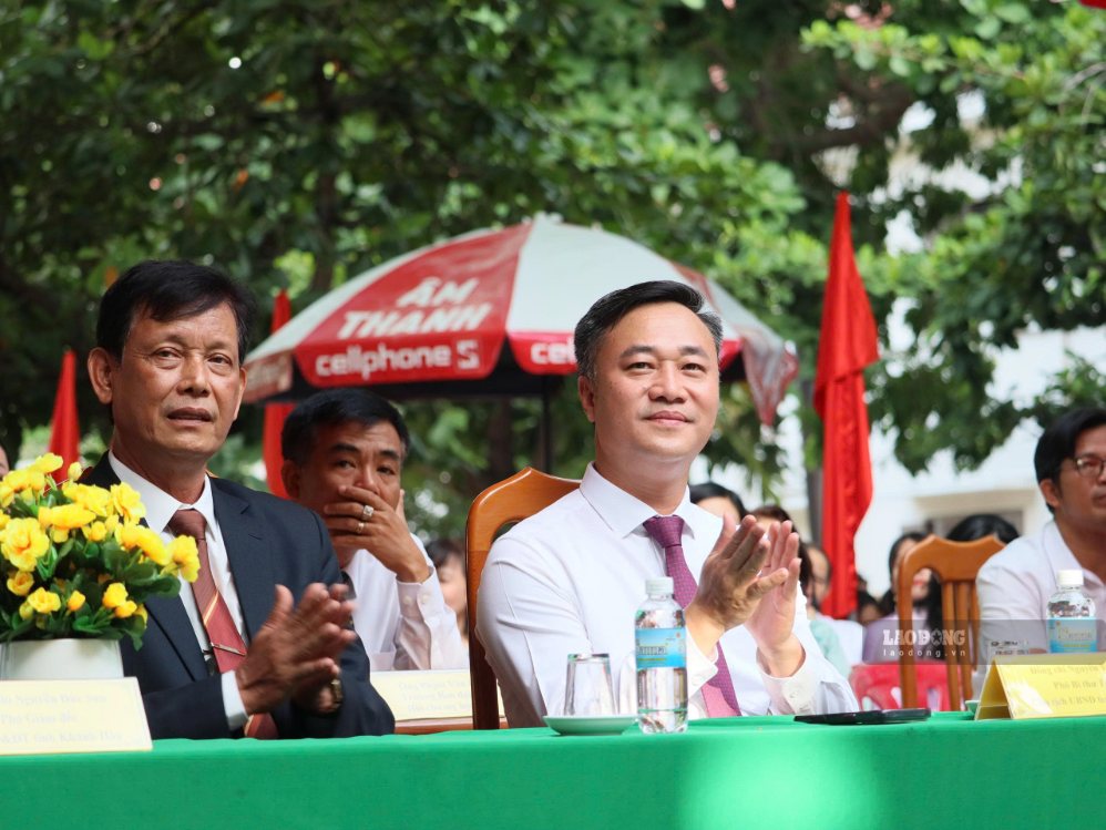Ông Nguyễn Việt Hùng (áo trắng) - Phó Bí thư Tỉnh ủy, Chủ tịch UBND tỉnh Khánh Hòa dự khai giảng năm học mới tại Trường THPT Lý Tự Trọng. Ảnh: Phương Linh