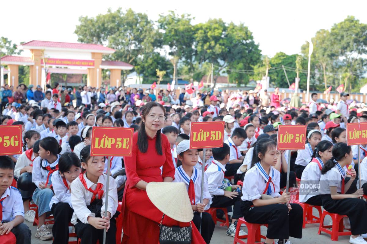 Giáo viên và học sinh Trường Phổ thông nội trú Tiểu học và THCS Hạnh Lâm trong ngày khai giảng năm học 2026-2027. Ảnh: Quang Đại
