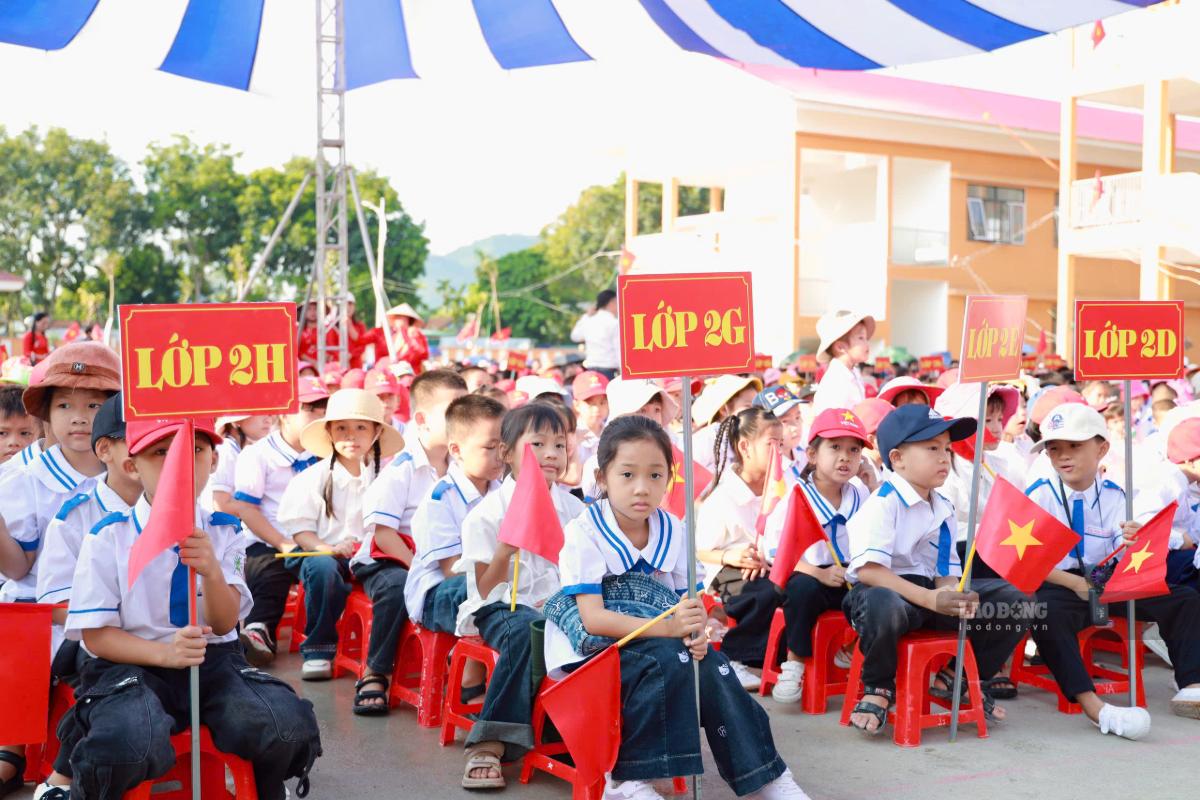 Những gương mặt vui tươi của học sinh vùng biên Hạnh Lâm trong bộ đồng phục mới, khăn quàng đỏ, háo hức bước vào năm học 2026-2027. Ảnh: Quang Đại