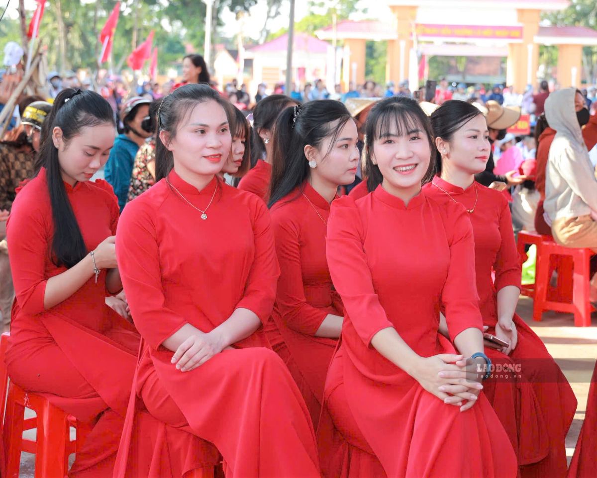 Các cô giáo rạng rỡ trong lễ khai giảng. Ảnh: Quang Đại