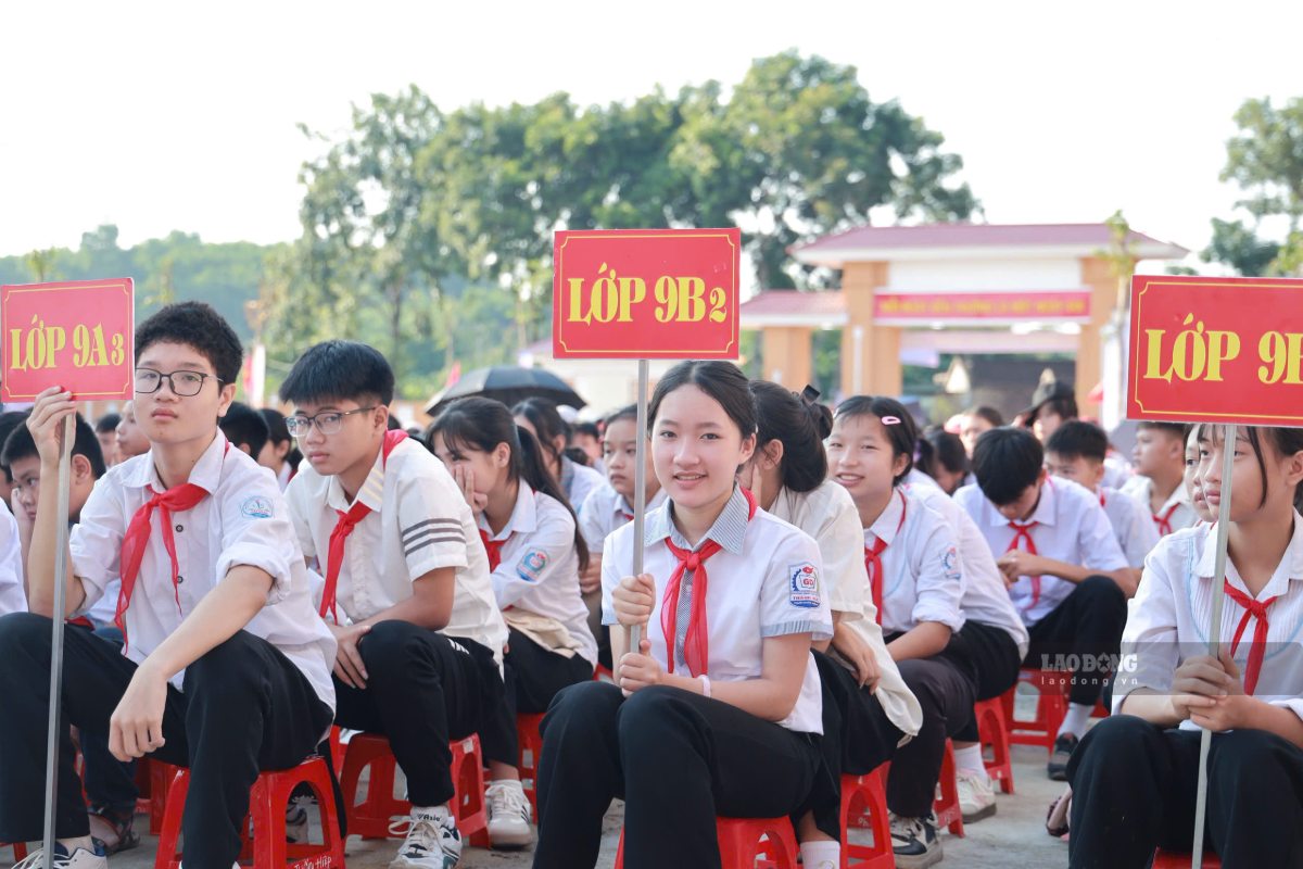 Học sinh Trường Phổ thông nội trú Tiểu học và THCS Hạnh Lâm rạng rỡ trong bộ đồng phục mới, khăn quàng đỏ trong ngày khai giảng. Ảnh: Quang Đại