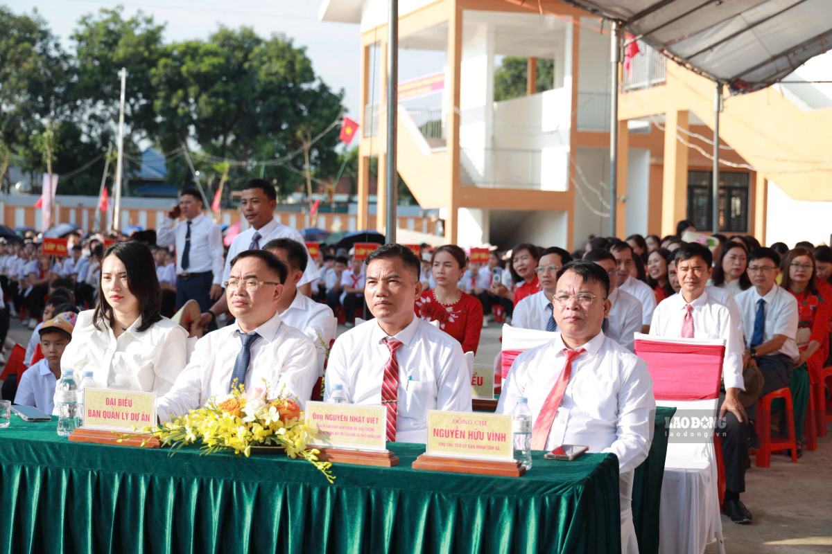 Ban Giám hiệu nhà trường dự lễ khai giảng. Ảnh: Quang Đại