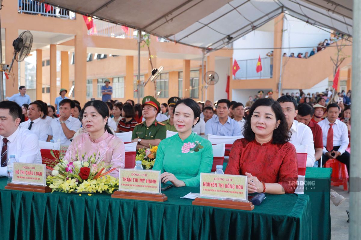 Các đại biểu tỉnh Nghệ An dự lễ khai giảng. Ảnh: Quang Đại