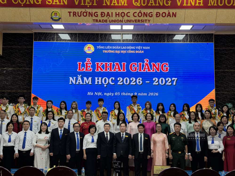 2026-2027学年度の開校式での労働組合大学の教師と首席卒業生。写真:キエウ・ヴー