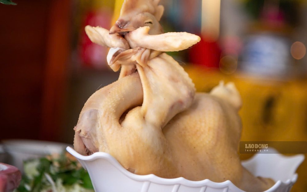 Chicken and duck meat are both rich in protein, but the fat content varies, especially when eaten with skin. Photo: Ha May