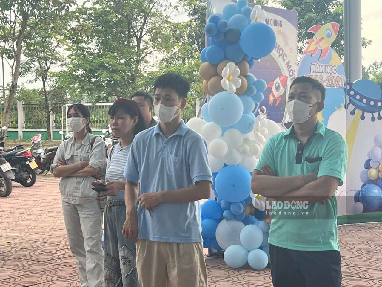 Anh Cường (áo xanh) dõi theo con trai. Ảnh: Minh Hương.