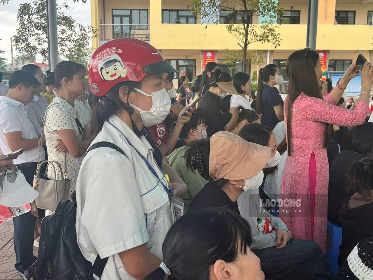 Tại Trường Tiểu học Kim Chung (xã Thiện Lộc, Hà Nội), nhiều bố mẹ là công nhân tranh thủ những phút ít ỏi trước ca làm buổi sáng để đưa con đến trường, cùng con đón ngày khai giảng năm học mới. Ảnh: Minh Hương.