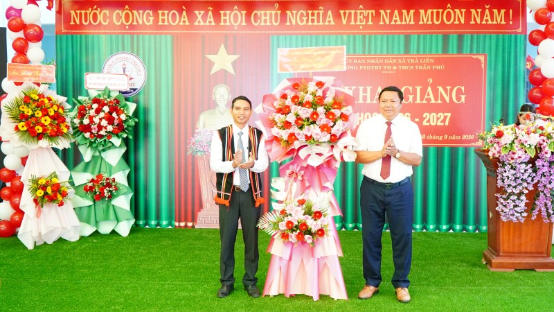 Lãnh đạo địa phương chúc mừng nhà trường gặp hái thành tích cao trong năm học mới. Ảnh: Tuấn Tú