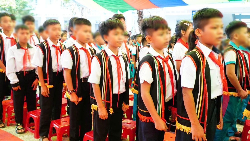 Học sinh đồng bào Cor ở xã Trà Liên, Đà Nẵng rạng rỡ trong ngày khai giảng năm học mới. Ảnh: Tuấn Tú