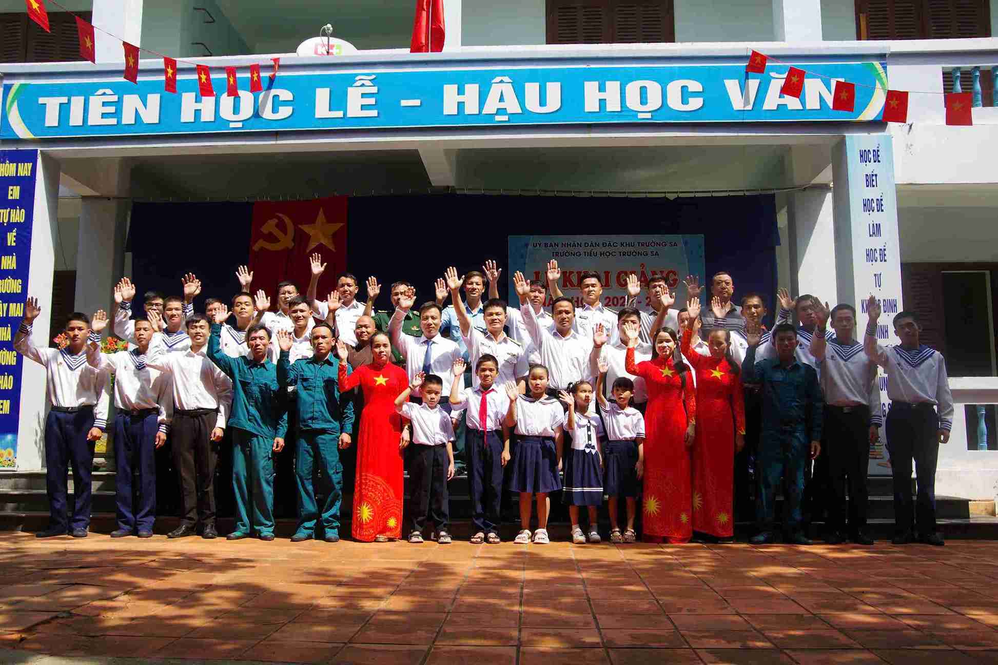 Cán bộ, chiến sĩ, giáo viên, học sinh, nhân dân và các lực lượng trên đảo Trường Sa chào mừng năm học mới. Ảnh: Vùng 4 Hải quân