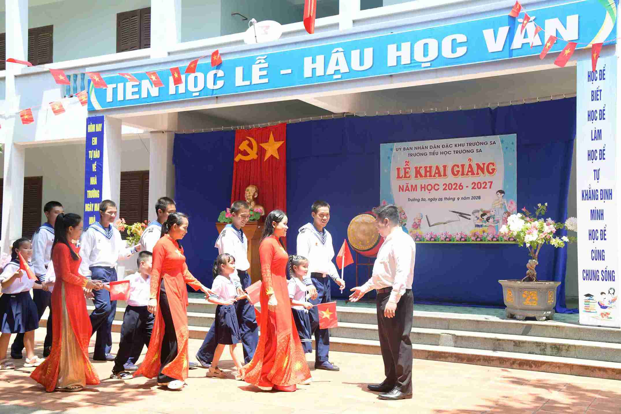 The joyful atmosphere of zombies and Truong Tieu students studying Truong Sa before the new school year. Photo: Naval Region 4