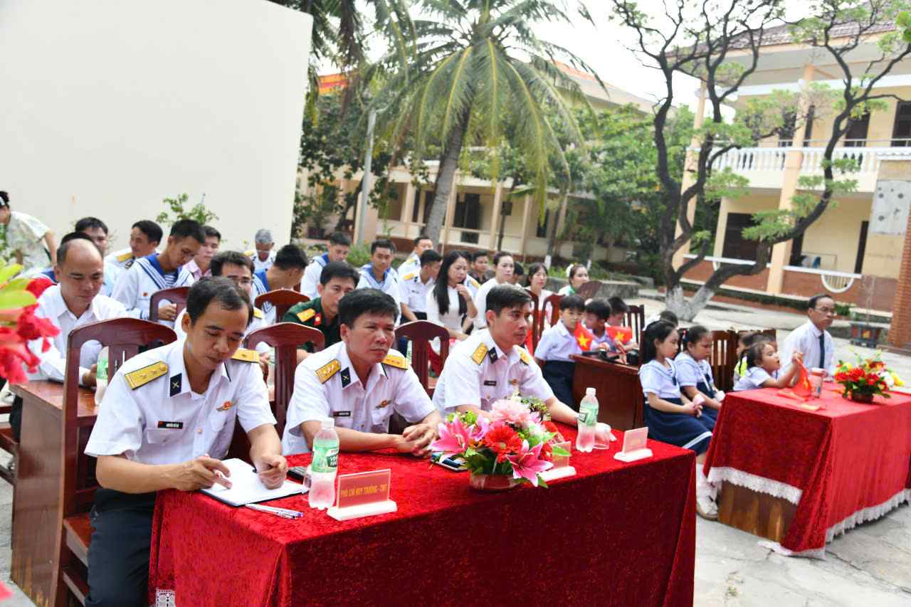 Quang cảnh khai giảng tại Trường Tiểu học Sinh Tồn. Ảnh: Vùng 4 Hải quân