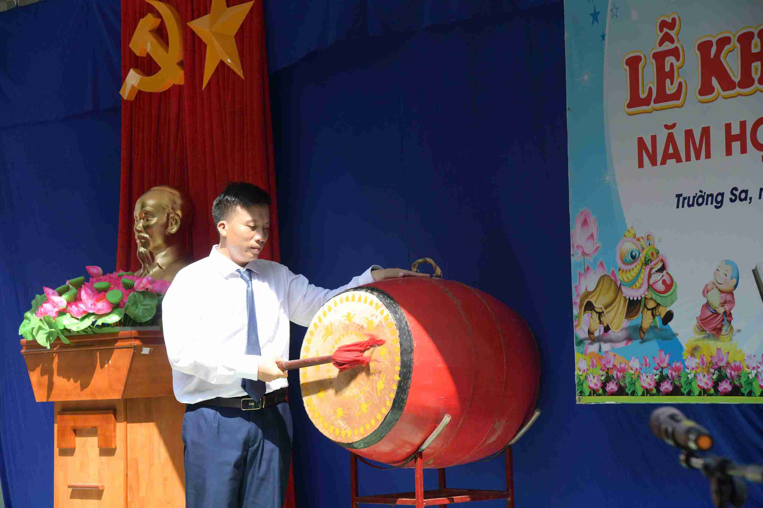 Trung tá Vũ Đức Quỳnh, Chỉ huy trưởng đảo Trường Sa đánh hồi trống khai giảng năm học mới. Ảnh: Vùng 4 Hải quân