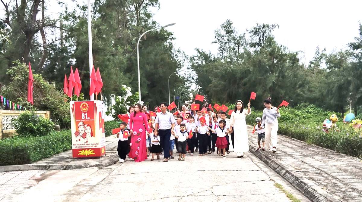 Thầy và trò Trường Tiểu học Bạch Long Vĩ (Đặc khu Bạch Long Vĩ, TP Hải Phòng) từng bừng trong ngày khai giảng năm học 2026-2027. Ảnh: Đặc khu Bạch Long Vĩ