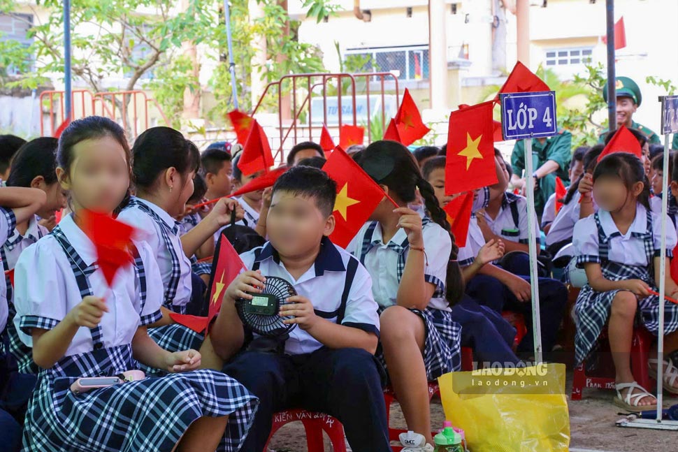 Students of Nhon Chau island commune, Gia Lai hòa in the joyful atmosphere of the new school year opening day. Photo: Hoai Phuong
