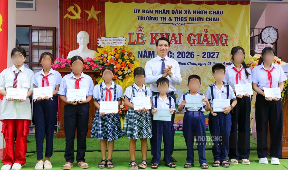 Ông Nguyễn Ngọc Lương trao quà cho học sinh xã đảo Nhơn Châu. Ảnh: Hoài Phương