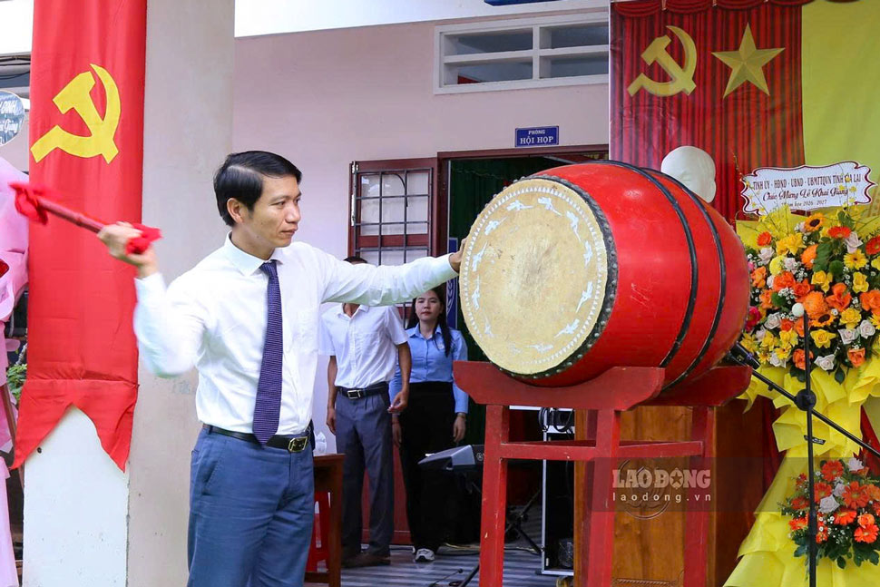 Ông Nguyễn Ngọc Lương - Phó Bí thư Tỉnh ủy, Chủ tịch Ủy ban MTTQ Việt Nam tỉnh Gia Lai - đánh trống khai giảng năm học mới tại xã đảo Nhơn Châu. Ảnh: Hoài Phương