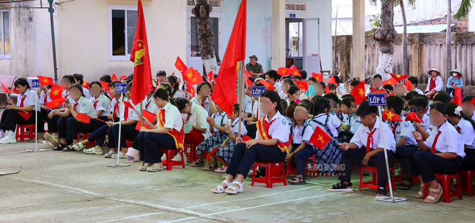 Học sinh xã đảo Nhơn Châu dự lễ khai giảng năm học mới. Ảnh: Hoài Phương