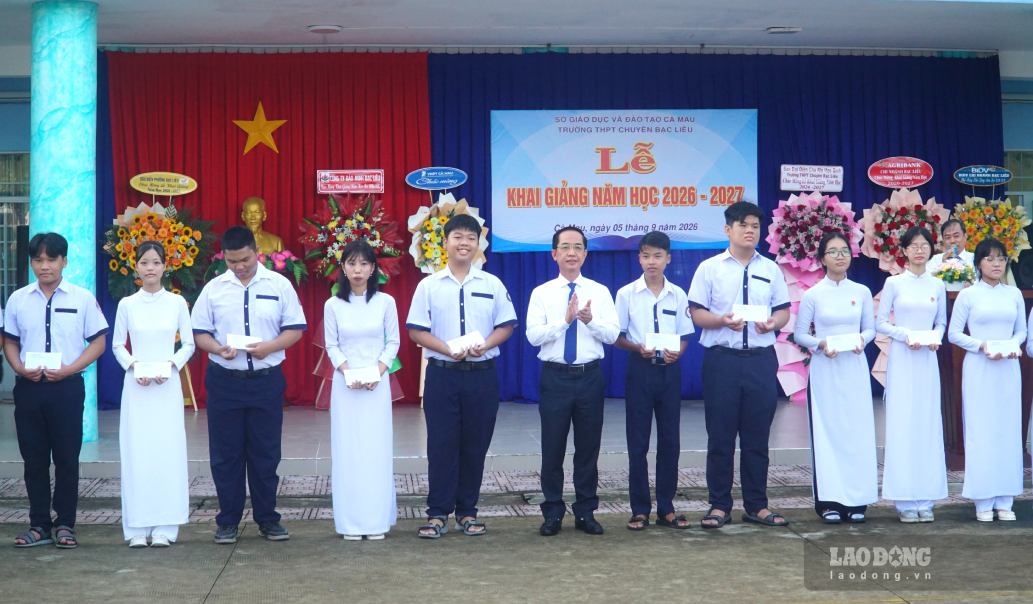 Phó Bí thư Tỉnh uỷ, Chủ tịch MTTQ Việt Nam tỉnh Cà Mau Hồ Thanh Thuỷ dự và trao học bổng tại Trường THPT chuyên Bạc Liêu. Ảnh: Nhật Hồ.