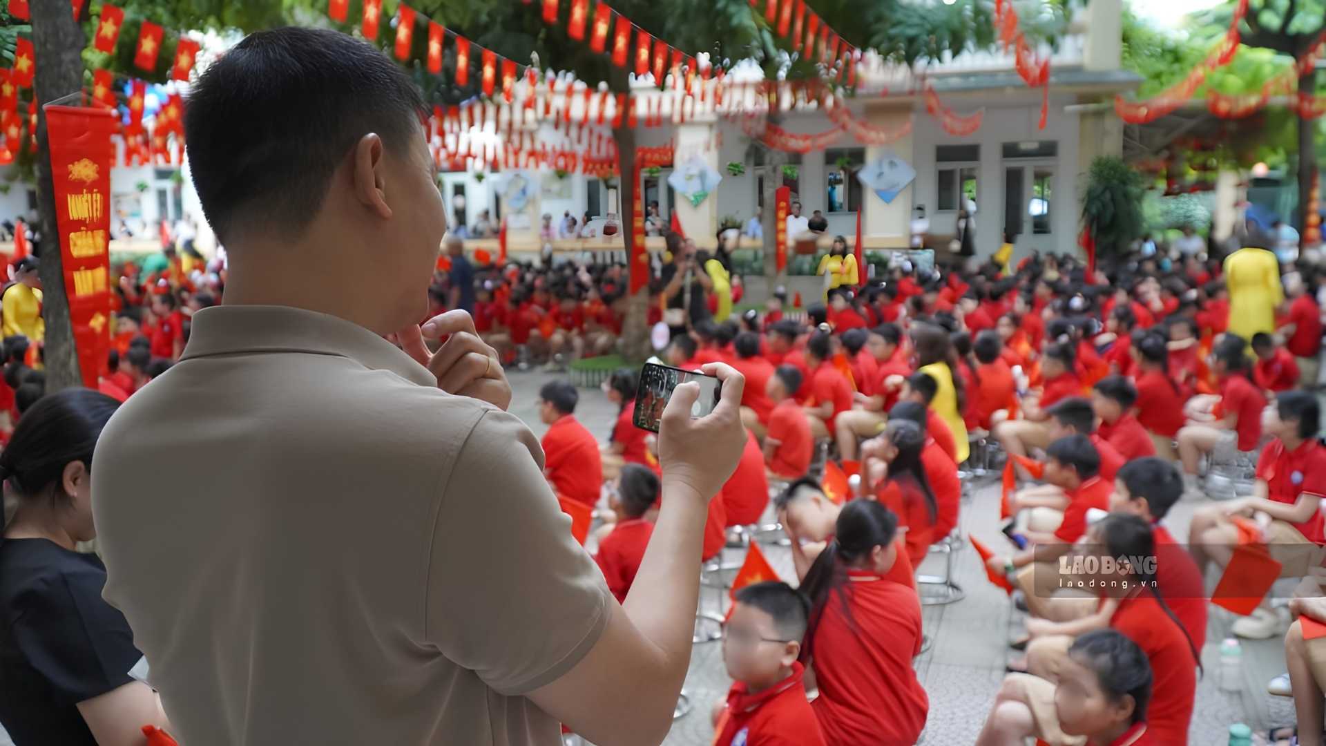 On the first day of entering grade 1, many parents could not hide their excitement and emotion to record their children starting a new learning journey. Photo: Minh Vu