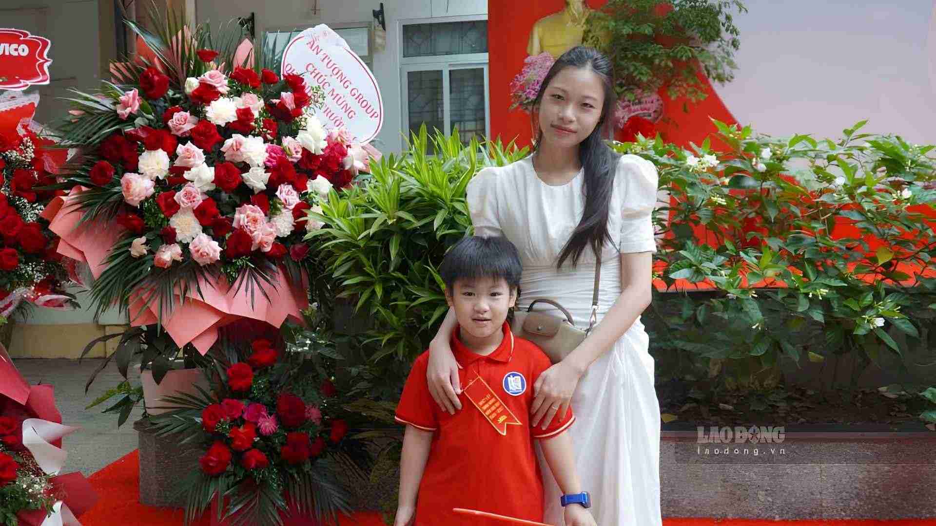 Chị Hương cùng con trai trong ngày đầu khai giảng năm học mới. Ảnh: Minh Vũ