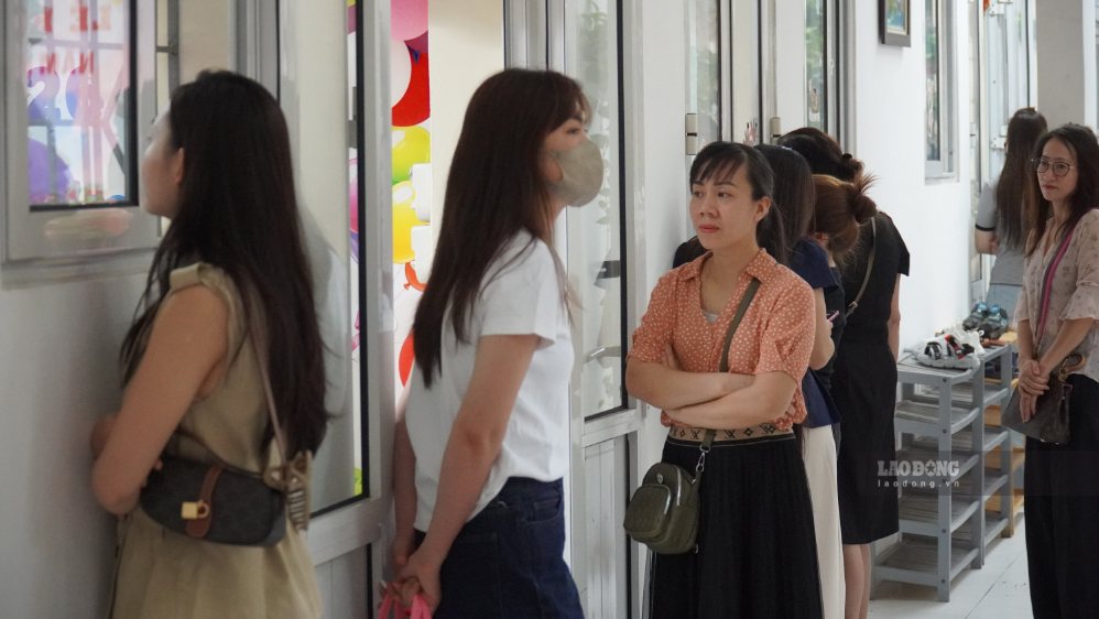 Khoảnh khắc con rạng rỡ trong ngày khai giảng được cha mẹ dõi theo, chụp ảnh lưu giữ như một kỷ niệm đặc biệt. Ảnh: Minh Vũ