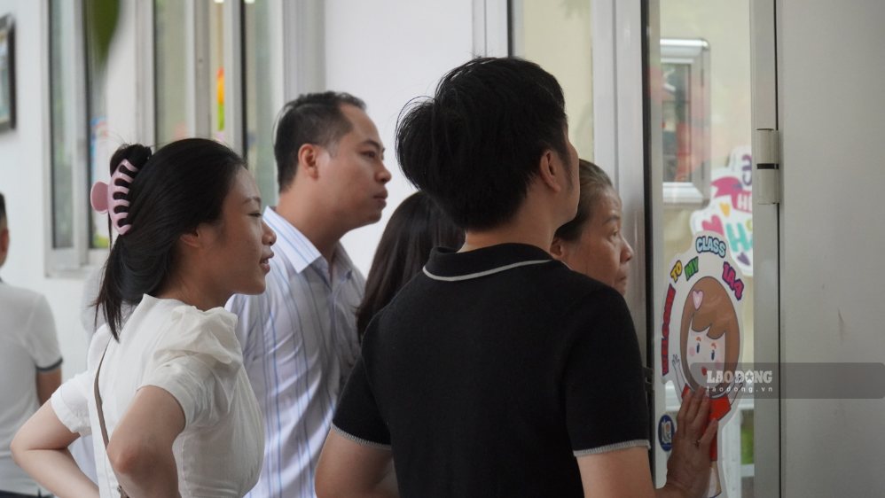 Phía sau bước chân tự tin của con luôn là sự dõi theo đầy yêu thương của cha mẹ. Ảnh: Minh Vũ