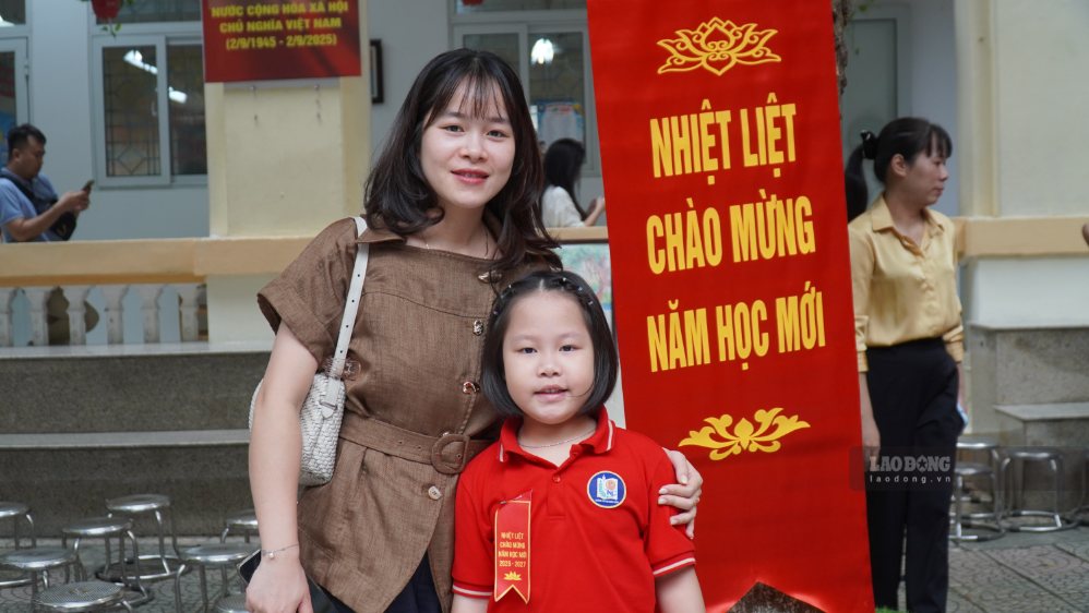 Chị Thúy Mai đồng hành, động viên con gái ngày đầu khai giảng vào lớp 1. Ảnh: Minh Vũ