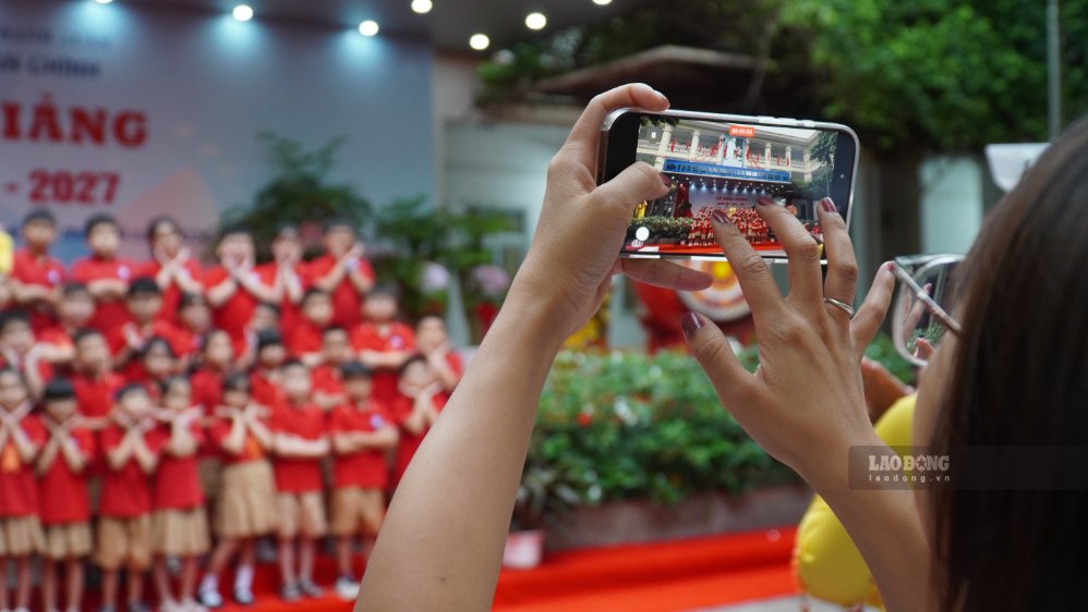 Ngày khai giảng đầu đời, nhiều phụ huynh không quên ghi lại hình ảnh đáng nhớ của con. Ảnh: Minh Vũ