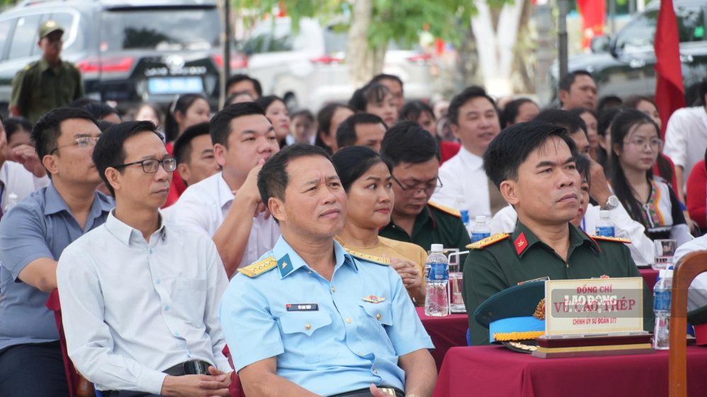 Các đại biểu tham dự lễ khai giảng tại trường