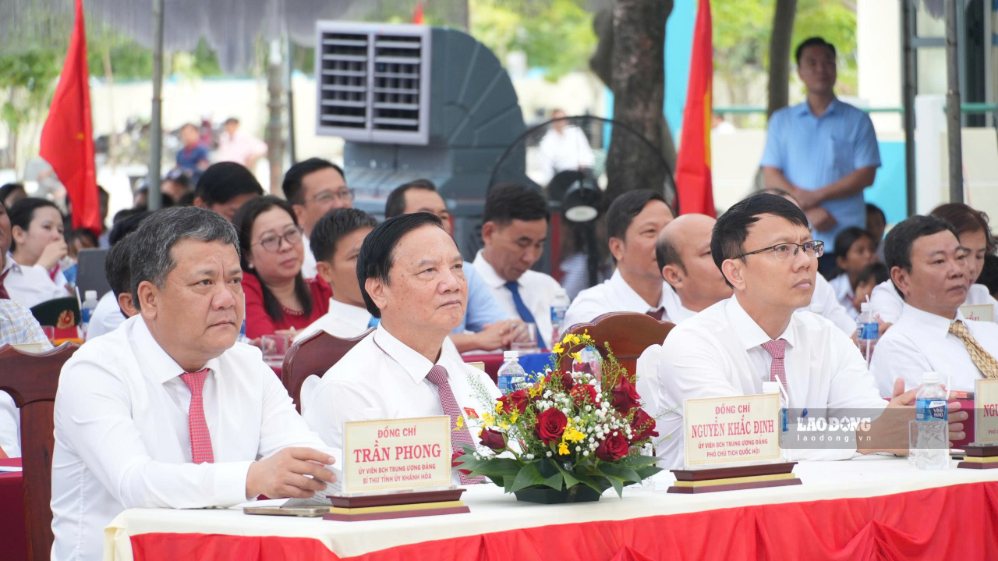 Member of the Party Central Committee, Vice Chairman of the National Assembly Nguyen Khac Dinh attends the opening ceremony at Khanh Hoa bridge point. Photo: Huu Long