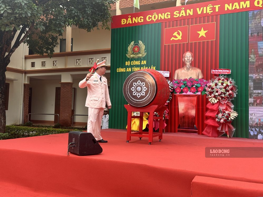 Hiệu trưởng nhà trường đánh trống khai giảng năm học mới. Ảnh: Nguyễn Văn