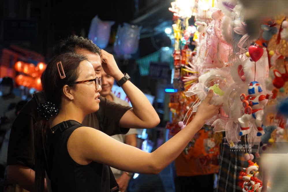 Lồng đèn Việt với nhiều kiểu dáng, màu sắc được bày bán tại các điểm kinh doanh ở TPHCM. Ảnh: Hạ Mây